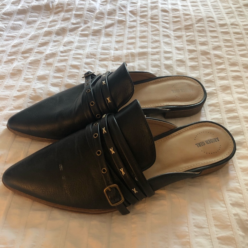 Black slide on mules with strappy detail 🖤